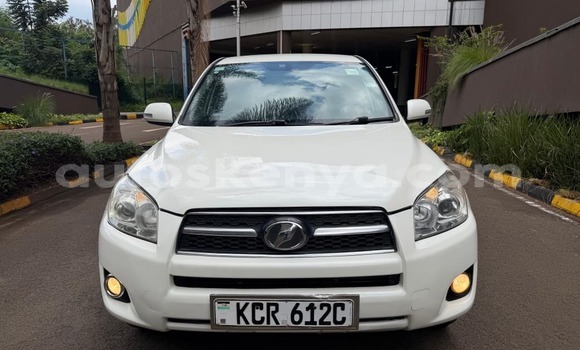 Nunua Ilio tumika Toyota RAV4 Nyeupe Gari ndani ya Nairobi nchini Nairobi