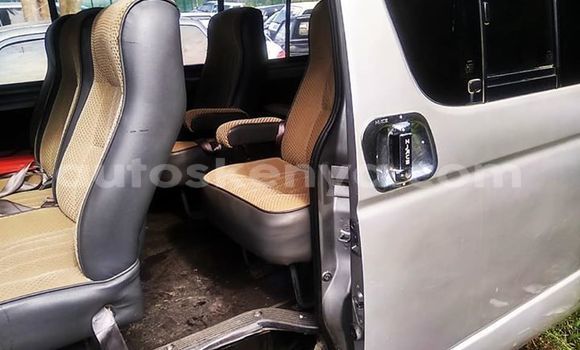 Oofamaa Toyota Hiace Silver Makiinaa iti Nairobi keessatti Nairobi keessatti Oofamaa Toyota Hiace Silver Makiinaa iti Nairobi keessatti Nairobi keessatti