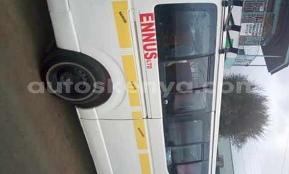Oofamaa Toyota Hiace White Makiinaa iti Nairobi keessatti Nairobi keessatti Oofamaa Toyota Hiace White Makiinaa iti Nairobi keessatti Nairobi keessatti