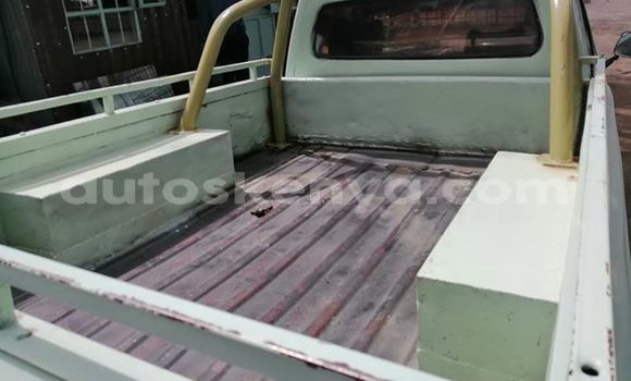 Nunua Ilio tumika Peugeot 504 Nyeupe Gari ndani ya Nairobi nchini Nairobi Nunua Ilio tumika Peugeot 504 Nyeupe Gari ndani ya Nairobi nchini Nairobi