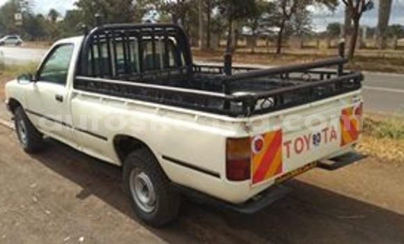 Nunua Ilio tumika Toyota Hilux Beige Gari ndani ya Nairobi nchini Nairobi Nunua Ilio tumika Toyota Hilux Beige Gari ndani ya Nairobi nchini Nairobi