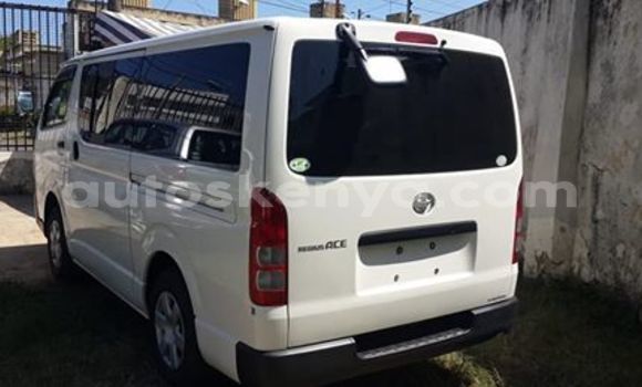 Oofamaa Toyota Hiace White Makiinaa iti Nairobi keessatti Nairobi keessatti Oofamaa Toyota Hiace White Makiinaa iti Nairobi keessatti Nairobi keessatti