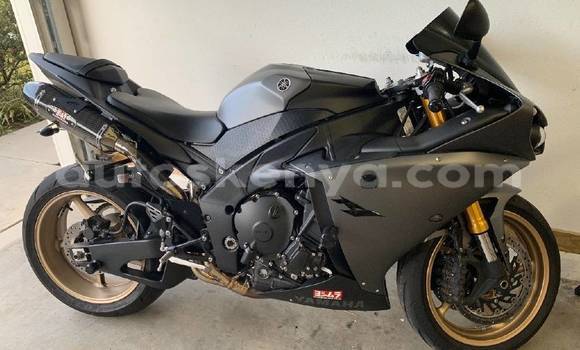 Oofamaa Yamaha R1 Beige Doqdoqqee iti Nairobi keessatti Nairobi keessatti