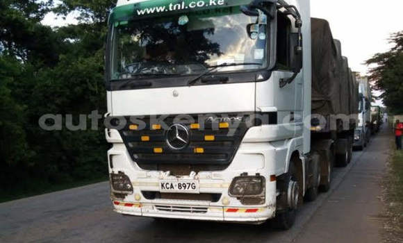 Oofamaa Mercedes‒Benz Truck White Netiree iti Nairobi keessatti Nairobi keessatti