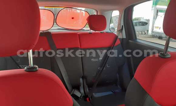 Oofamaa Fiat 500 Red Makiinaa iti Nairobi keessatti Nairobi keessatti