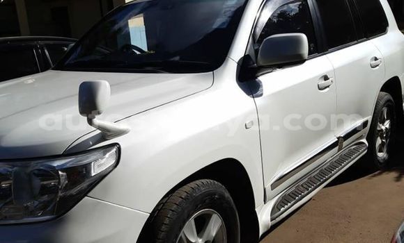 Nunua Ilio tumika Toyota Land Cruiser Nyeupe Gari ndani ya Nairobi nchini Nairobi Nunua Ilio tumika Toyota Land Cruiser Nyeupe Gari ndani ya Nairobi nchini Nairobi