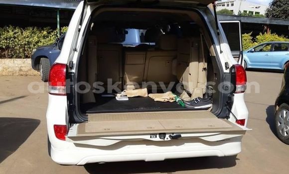 Nunua Ilio tumika Toyota Land Cruiser Nyeupe Gari ndani ya Nairobi nchini Nairobi Nunua Ilio tumika Toyota Land Cruiser Nyeupe Gari ndani ya Nairobi nchini Nairobi