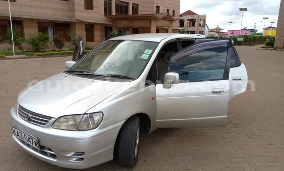 Oofamaa Toyota Spacio Silver Makiinaa iti Nairobi keessatti Nairobi keessatti Oofamaa Toyota Spacio Silver Makiinaa iti Nairobi keessatti Nairobi keessatti