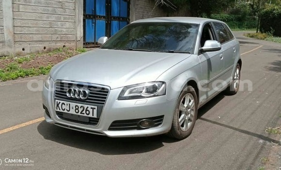 Oofamaa Audi A4 Silver Makiinaa iti Nairobi keessatti Nairobi keessatti