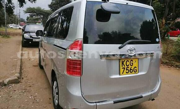 Oofamaa Toyota Noah Silver Makiinaa iti Thika keessatti Nairobi keessatti Oofamaa Toyota Noah Silver Makiinaa iti Thika keessatti Nairobi keessatti
