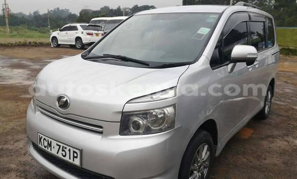 Oofamaa Toyota Voxy Silver Makiinaa iti Thika keessatti Nairobi keessatti
