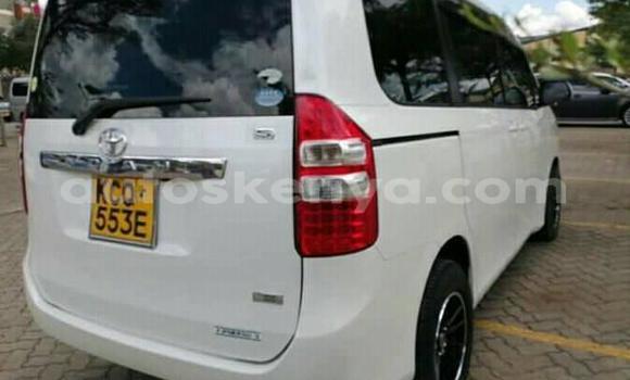 Oofamaa Toyota Noah White Makiinaa iti Thika keessatti Nairobi keessatti Oofamaa Toyota Noah White Makiinaa iti Thika keessatti Nairobi keessatti