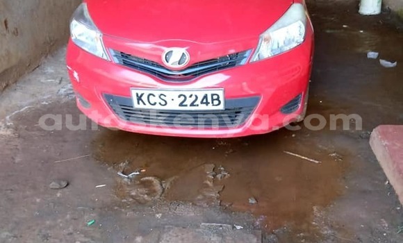 Oofamaa Toyota Vitz Red Makiinaa iti Nairobi keessatti Nairobi keessatti