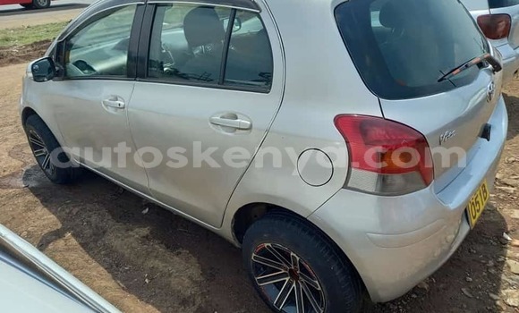 Oofamaa Toyota Vitz Silver Makiinaa iti Nairobi keessatti Nairobi keessatti