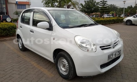Oofamaa Toyota Passo White Makiinaa iti Nairobi keessatti Nairobi keessatti