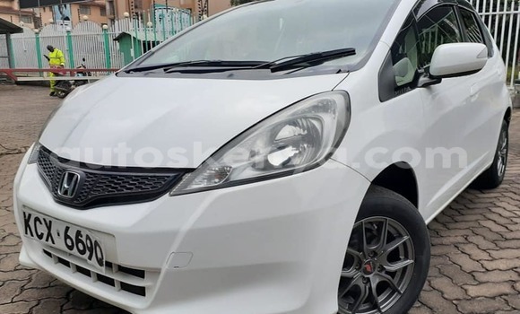 Nunua Ilio tumika Honda Fit Nyeupe Gari ndani ya Nairobi nchini Nairobi