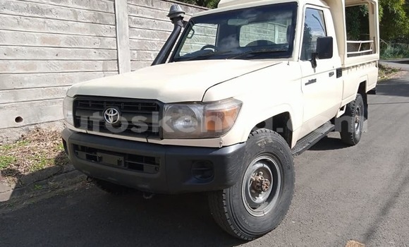 Oofamaa Toyota Land Cruiser White Makiinaa iti Nairobi keessatti Nairobi keessatti