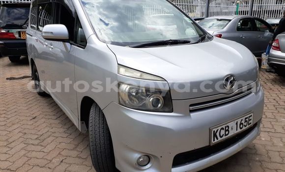 Oofamaa Toyota Voxy Silver Makiinaa iti Nairobi keessatti Nairobi keessatti