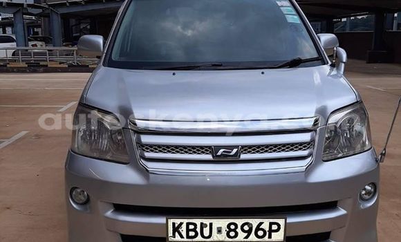 Oofamaa Toyota Noah Silver Makiinaa iti Nairobi keessatti Nairobi keessatti