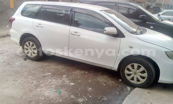 Oofamaa Toyota Fielder White Makiinaa iti Thika keessatti Nairobi keessatti