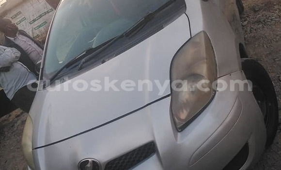Oofamaa Toyota Vitz Silver Makiinaa iti Nairobi keessatti Nairobi keessatti