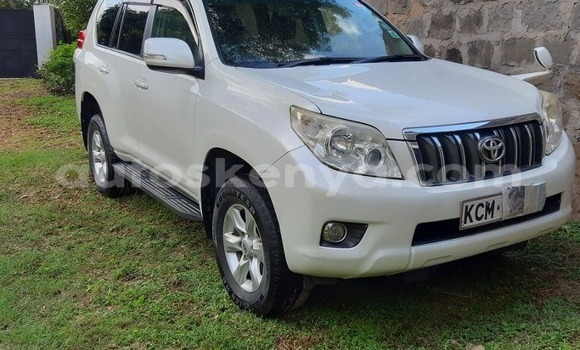 Oofamaa Toyota Land Cruiser White Makiinaa iti Thika keessatti Nairobi keessatti