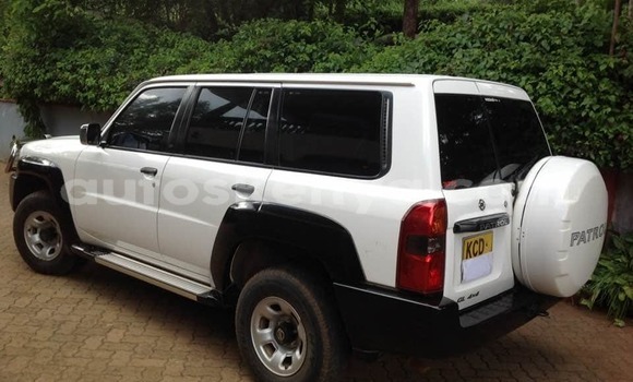 Nunua Ilio tumika Nissan Patrol Nyeupe Gari ndani ya Nairobi nchini Nairobi