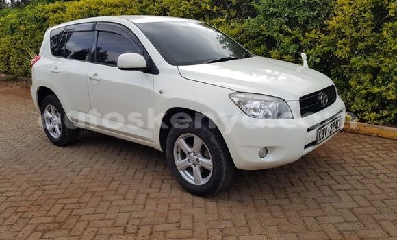 Oofamaa Toyota RAV4 White Makiinaa iti Nairobi keessatti Nairobi keessatti