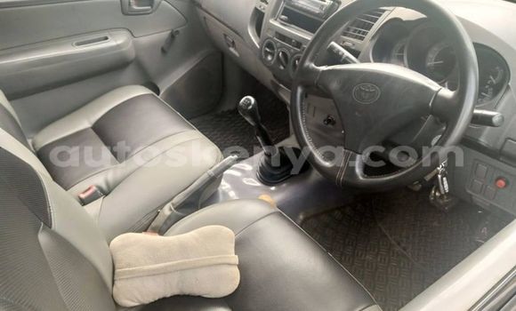 Oofamaa Toyota Hilux Brown Makiinaa iti Nakuru keessatti Rift Valley keessatti Oofamaa Toyota Hilux Brown Makiinaa iti Nakuru keessatti Rift Valley keessatti