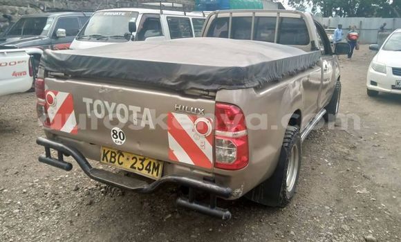 Oofamaa Toyota Hilux Brown Makiinaa iti Nakuru keessatti Rift Valley keessatti Oofamaa Toyota Hilux Brown Makiinaa iti Nakuru keessatti Rift Valley keessatti