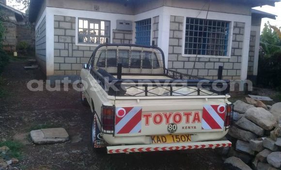 Oofamaa Toyota Pickup Beige Makiinaa iti Eldoret keessatti Rift Valley keessatti Oofamaa Toyota Pickup Beige Makiinaa iti Eldoret keessatti Rift Valley keessatti