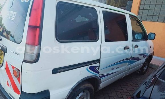 Oofamaa Toyota LiteAce White Makiinaa iti Bungoma keessatti West Kenya keessatti Oofamaa Toyota LiteAce White Makiinaa iti Bungoma keessatti West Kenya keessatti