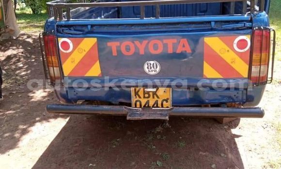 Oofamaa Toyota Hilux Blue Makiinaa iti Kitale keessatti Rift Valley keessatti Oofamaa Toyota Hilux Blue Makiinaa iti Kitale keessatti Rift Valley keessatti