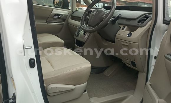 Oofamaa Toyota Noah White Makiinaa iti Nairobi keessatti Nairobi keessatti Oofamaa Toyota Noah White Makiinaa iti Nairobi keessatti Nairobi keessatti