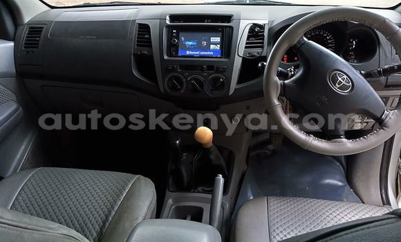 Oofamaa Toyota Hilux Silver Makiinaa iti Nairobi keessatti Nairobi keessatti Oofamaa Toyota Hilux Silver Makiinaa iti Nairobi keessatti Nairobi keessatti