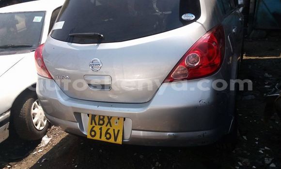 Oofamaa Nissan tiida Silver Makiinaa iti Nairobi keessatti Nairobi keessatti