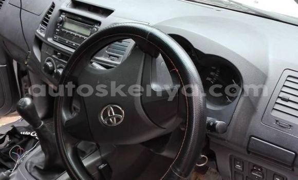 Oofamaa Toyota Hilux White Makiinaa iti Nairobi keessatti Nairobi keessatti Oofamaa Toyota Hilux White Makiinaa iti Nairobi keessatti Nairobi keessatti