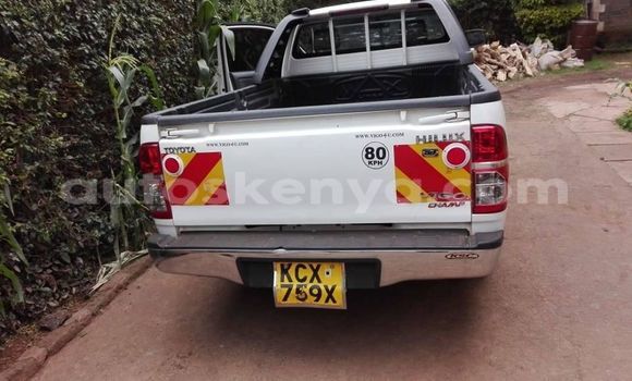 Oofamaa Toyota Hilux White Makiinaa iti Nairobi keessatti Nairobi keessatti Oofamaa Toyota Hilux White Makiinaa iti Nairobi keessatti Nairobi keessatti