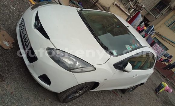 Oofamaa Mazda Demio White Makiinaa iti Nairobi keessatti Nairobi keessatti