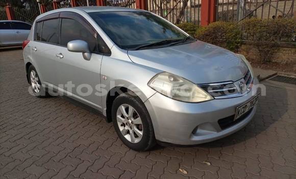 Oofamaa Nissan tiida Silver Makiinaa iti Nairobi keessatti Nairobi keessatti