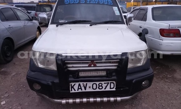 Oofamaa Mitsubishi Pajero iO White Makiinaa iti Nairobi keessatti Nairobi keessatti