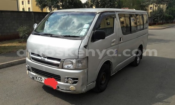 Oofamaa Toyota Hiace Silver Makiinaa iti Nairobi keessatti Nairobi keessatti
