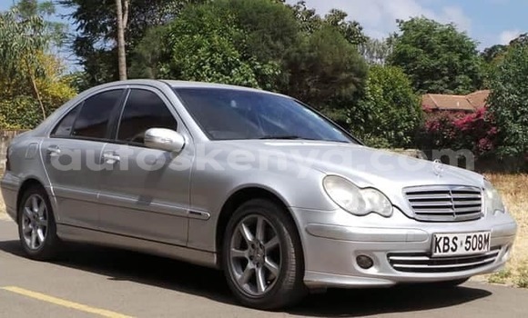 Oofamaa Mercedes‒Benz C–Class Silver Makiinaa iti Nairobi keessatti Nairobi keessatti