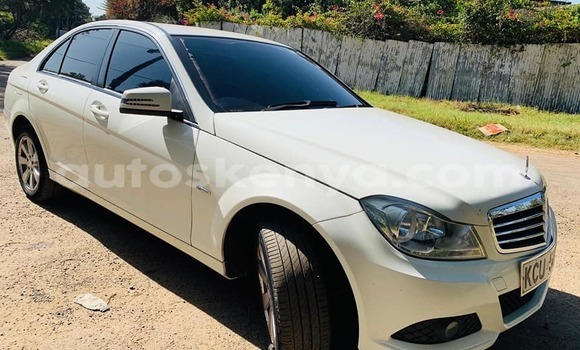 Oofamaa Mercedes‒Benz C–Class White Makiinaa iti Nairobi keessatti Nairobi keessatti