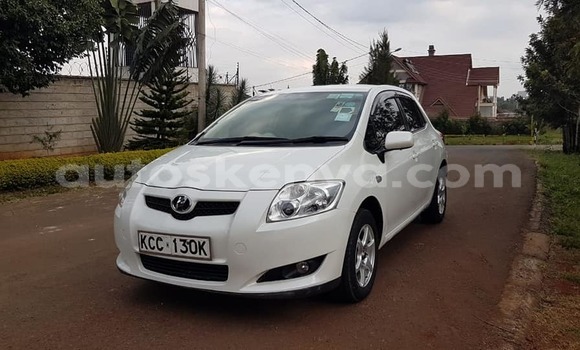 Oofamaa Toyota Auris White Makiinaa iti Nairobi keessatti Nairobi keessatti