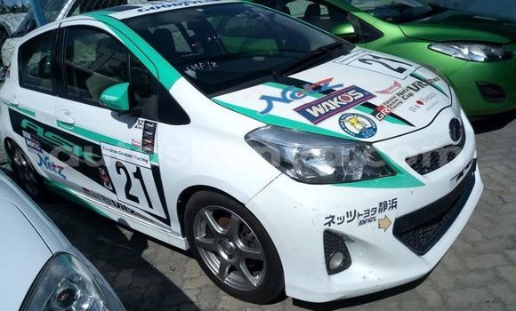 Nunua Ilio tumika Toyota Vitz Nyeupe Gari ndani ya Nairobi nchini Nairobi