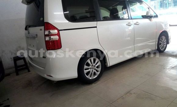 Oofamaa Toyota Noah White Makiinaa iti Nairobi keessatti Nairobi keessatti