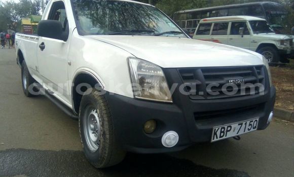 Oofamaa Isuzu D–MAX White Makiinaa iti Nairobi keessatti Nairobi keessatti