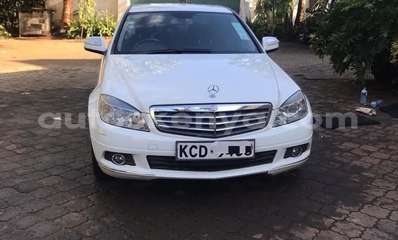 Oofamaa Mercedes‒Benz C–Class White Makiinaa iti Nairobi keessatti Nairobi keessatti