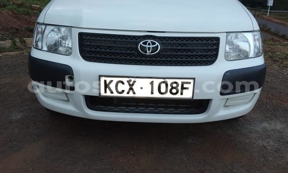 Oofamaa Toyota Succeed White Makiinaa iti Nairobi keessatti Nairobi keessatti
